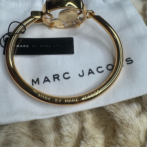 Marc Jacobs Gold and Cream Floating Charm Bracelet NWT, with MJ Dustbag. - Picture 8 of 9